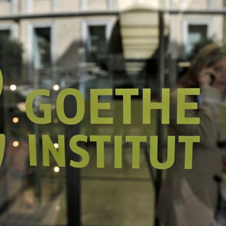 Das Logo des Goethe-Insituts auf einer Fensterscheibe.