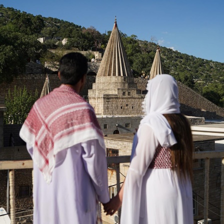 Ein irakisches Jesidenpaar schaut auf einen Tempel in der Nähe der kurdischen Stadt Duhok.