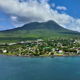 Die beiden Vulkaninseln St. Kitts und Nevis gehören zu den zehn kleinsten Staaten der Erde und sind die kleinsten unter den karibischen Zwergstaaten.