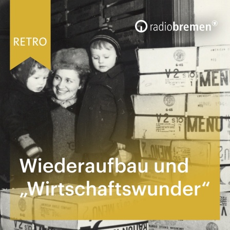 Historisches Foto zeigt eine Mutter mit zwei Kindern, die sich über die Ankunft der Care-Pakete freut.