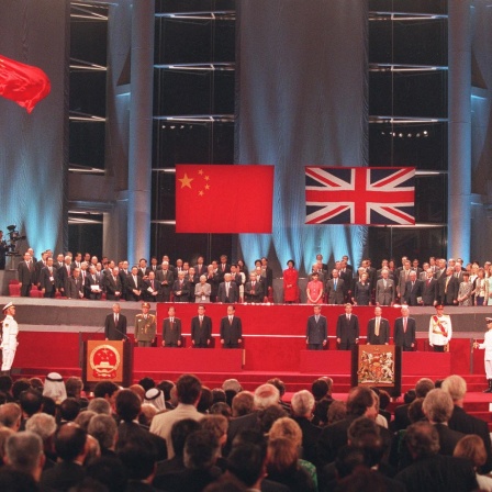  Die Rückgabezeremonie der britischen Kronkolonie an China am 1. Juli 1997. Links weht die chinesische Flagge, nachdem der britische Union Jack eingeholt worden war