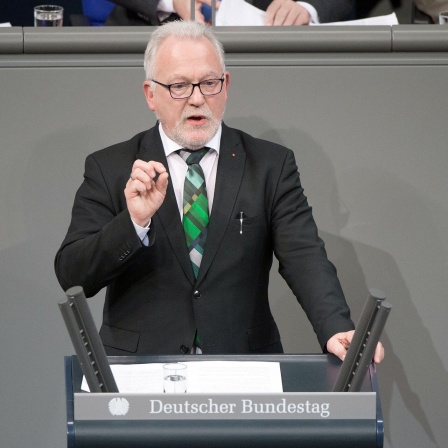 Wolfgang Hellmich (SPD) spricht im Deutschen Bundestag zu den Abgeordneten.