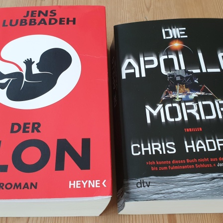 Die Bücher von Jens Lubbadeh "Der Klon" und von Chris Hadfield "Die Apollo-Morde".