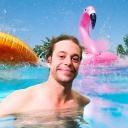 Tobi mit nassen Haaren im Wasser mit einem aufblasbaren, rosa Vogel im Hintergrund. | Bild: megaherz, Collage BR/Tanja Begovic