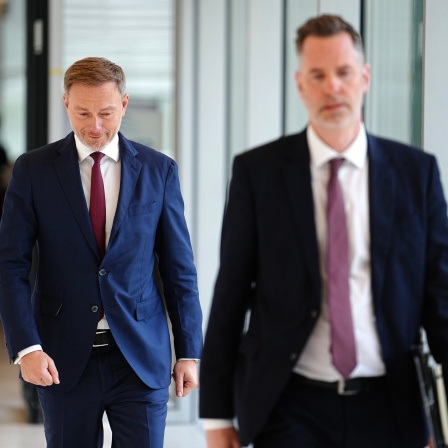Christian Lindner (FDP,l), ehemaliger Bundesminister der Finanzen und FDP-Bundesparteivorsitzender, geht hinter Christian Dürr, Fraktionsvorsitzenden der FDP, durch den Bundestag.