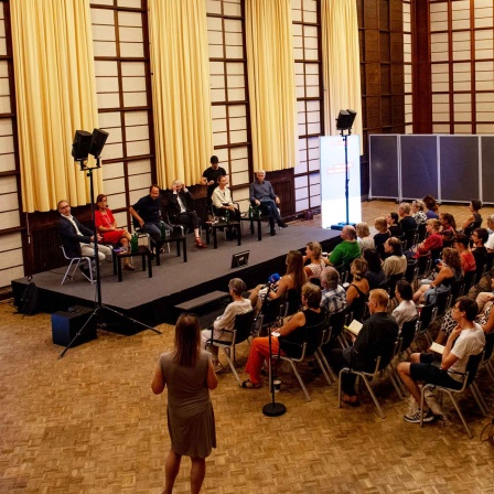 Podium und Publikum des Forums "rbb im Dialog" (Bild: rbb)