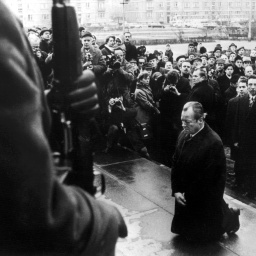 Bundeskanzler Willy Brandt kniet am 7. Dezember 1970 vor dem Mahnmal im einstigen jüdischen Ghetto in Warschau, das den Helden des Ghetto-Aufstandes vom April 1943 gewidmet ist.