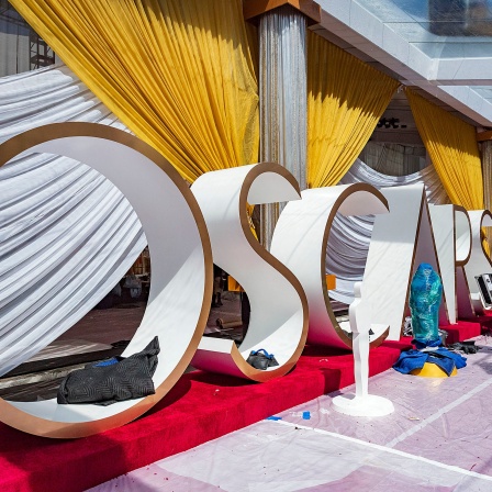 Die großen Buchstaben des Oscar-Schriftzugs werden vor der 94. Oscar-Verleihung am Dolby Theater in Position gebracht.
