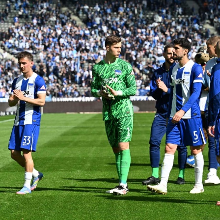 Herthas Michal Karbownik (l-r), Torhüter Tjark Ernst und Andreas Bouchalakis sowie weitere Mitspieler verabschieden sich nach dem Spiel bei den Fans (Bild: picture alliance/dpa/Fabian Fuchs) 