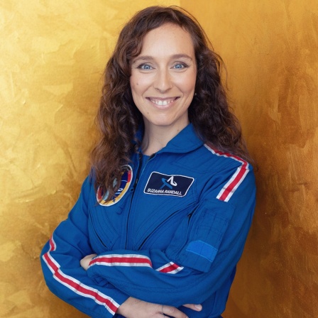 Porträt von Dr. Suzanna Randell in einem blauen Raumanzug