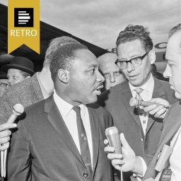 Martin Luther King wird von Reportern interviewt.