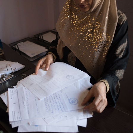 Amal im Büro für soziale Gerechtigkeit in Rakka, Nordsyrien