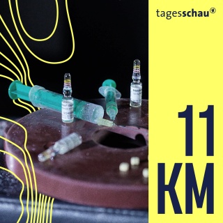 Pillen und Spritzen auf einer Hantel