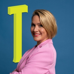 Episodencover "T" mit Judith Rakers Portrait lächelnd, vor blauem Hintergrund