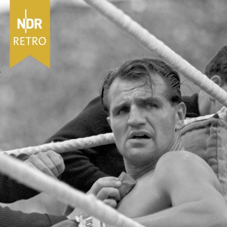 Hein ten Hoff, Rundenpause beim Europameisterschaftskampf gegen Jack Gardner im Box-Schwergewicht in der Berliner Waldbühne, 1951.