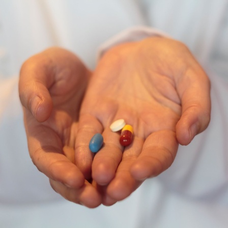 Doktor hält Medikamente in den Händen