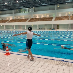 Sportbunt: Geflüchtete werden zu Schwimmtrainer:innen