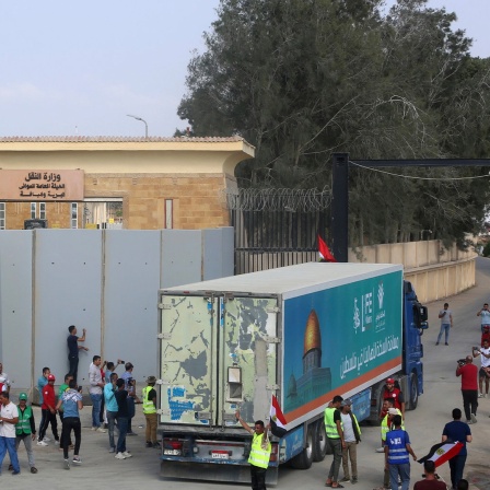 Ein Lastwagen mit humanitärer Hilfe für die Menschen im Gazastreifen durchquert den Grenzübergang Rafah in Ägypten. 