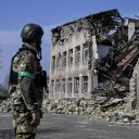Ein ukrainischer Soldat blickt auf ein zerstörtes Gebäude in der ukrainischen Stadt Toretsk. 