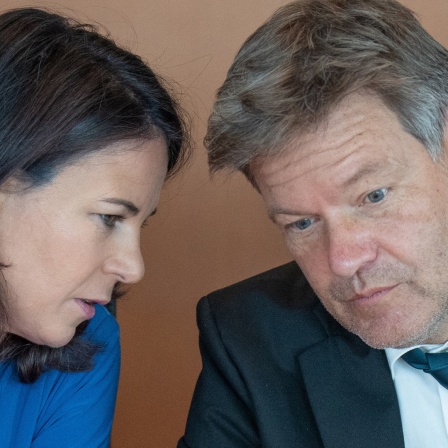 Annalena Baerbock spricht mit Robert Habeck.