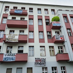 Fassade des Mietshauses in der Schönhäuser Allee Berlin mit Bannern