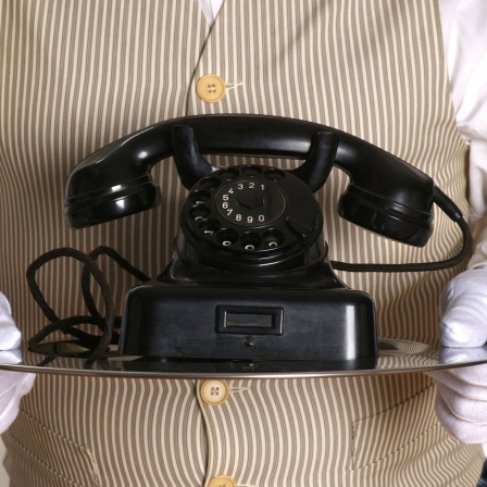 Butler bringt ein altes Telefon