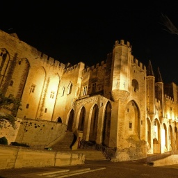 Nächtlich beleuchtetetr Papstpalast in Avignon