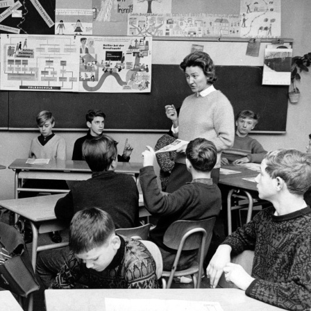 Schüler einer Abgangsklasse beim Unterricht in einer Volksschule in Duisburg-Hamborn im Jahre 1965: 1964 einigten sich die Länder auf einen bundesweit einheitlichen Schuljahresbeginn nach den Sommerferien