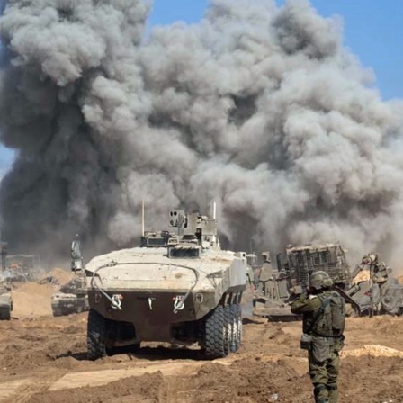 Auf diesem von den israelischen Streitkräften via XinHua veröffentlichten Foto setzen israelische Truppen die Bodenoperationen im Gazastreifen fort, während im Hintergrund Rauch aufsteigt. (Foto vom 5.11.2023)