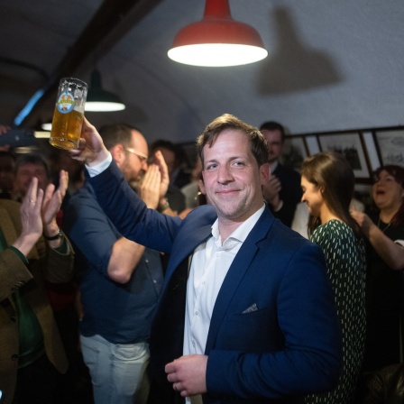 Der frisch gewählte neue Mainzer Oberbürgermeister Nino Haase auf seiner Wahlparty