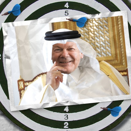 Eine Bildmontage zeigt eine Dartscheibe. Darauf ist eine Postkarte zu sehen. Sie zeigt Kanzler Olaf Scholz in einem arabischen Gewand mit traditioneller Kopfbedeckung eines Scheichs.
