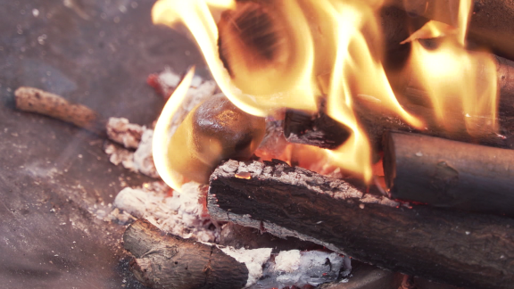 Wer Weiß Denn Sowas? - Um Wasser Am Lagerfeuer Ohne Topf Abzukochen, Braucht Man Messer, Ast, ....