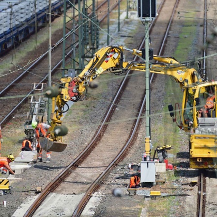 Arbeiter demontieren die Anlagen der Riedbahn. Die Sanierung des Streckenabschnitts leitet die Generalsanierung des deutschen Schienennetzes ein (Bild: picture alliance / Daniel Kubirski)