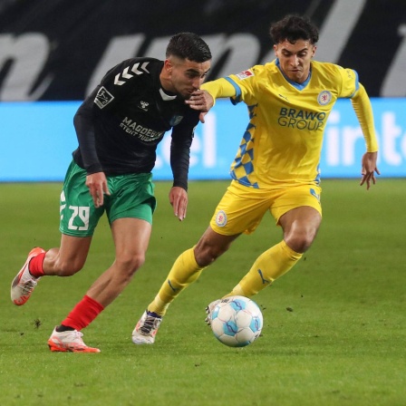 Magdeburgs Johan Gomez und Braunschweigs Livian Burcu kämpfen um den Ball