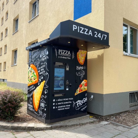 Ein Pizza-Automat steht vor einem Berliner Hostel