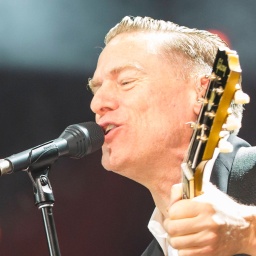 Bryan Adams 2016 bei einem Auftritt in Berlin