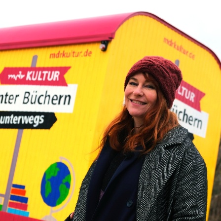 MDR KULTUR-Literaturredakteurin Katrin Schumacher vor dem "Unter Büchern unterwegs" Bauwagen