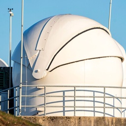 Ein Teleskop des Nationalen Lage- und Führungszentrum für Sicherheit im Luftraum in Uedem.