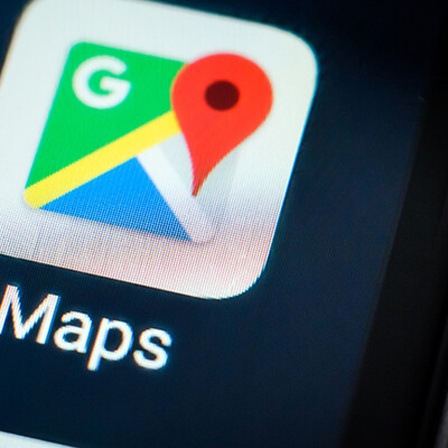 Auf einem Smartphone ist die Google Maps App zu sehen.