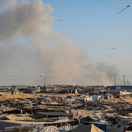 Rauch steigt nach israelischen Luftangriffen in Al-Mawasi westlich der Grenzstadt Rafah auf. (Archivbild)