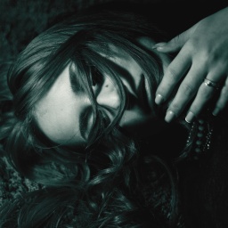 Eine junge Frau liegt leblos auf dem Boden.