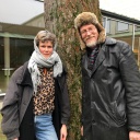 Lisa Kreißler und Joachim Dicks stehen an einem Wintertag vor einem Baum. 