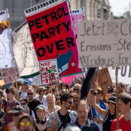 Mensche gehen bei FFF-Protesten auf die Straßen