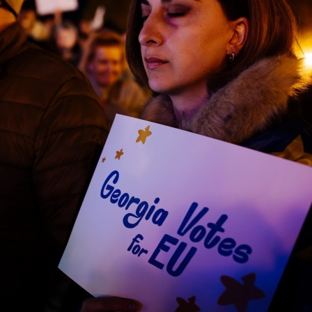 Teilnehmende einer Demonstration in Georgien halten Zettel mit der Aufschrift "Georgia Votes for EU".