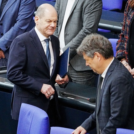 Bundeskanzler Olaf Scholz (SPD, M) nimmt im Bundestag an der Befragung der Bundesregierung neben Christian Lindner (FDP, l), Bundesminister der Finanzen, und Robert Habeck (Bündnis 90/Die Grünen, r), Bundesminister für Wirtschaft und Klimaschutz, teil.