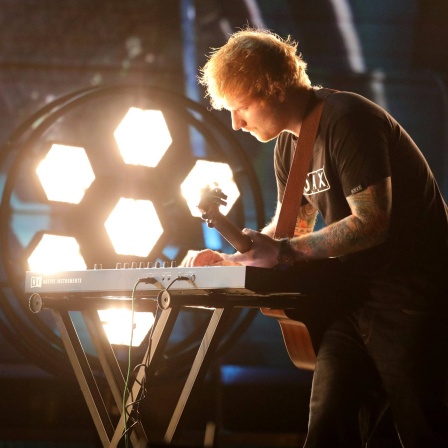 Der Sänger Ed Sheeran spielt seinen Song "Shape Of You" auf einem Keyboard bei den Grammy Awards 2017 in Los Angeles