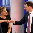 Mona Neubaur und Hendrik Wüst stoßen am Wahlabend die Fäuste aneinander