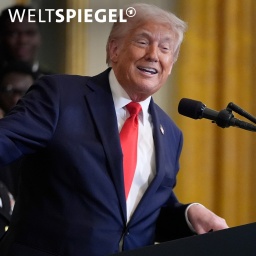 US-Präsident Donald Trump spricht während der Verleihung der Commander-in-Chief-Trophäe an das Navy Midshipman Football-Team im East Room des Weißen Hauses
