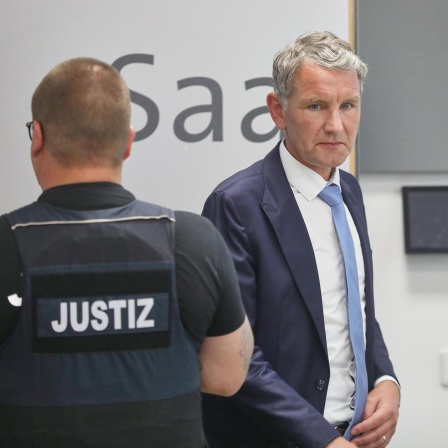 Thüringens AfD-Landeschef Björn Höcke in einer Verhandlungspause vor dem Landgericht