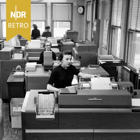 Büroangestellte der Erie Railroad geben Daten mithilfe von IBM-Tabelliermaschinen und Lochkarten ein, Cleveland, 1958.